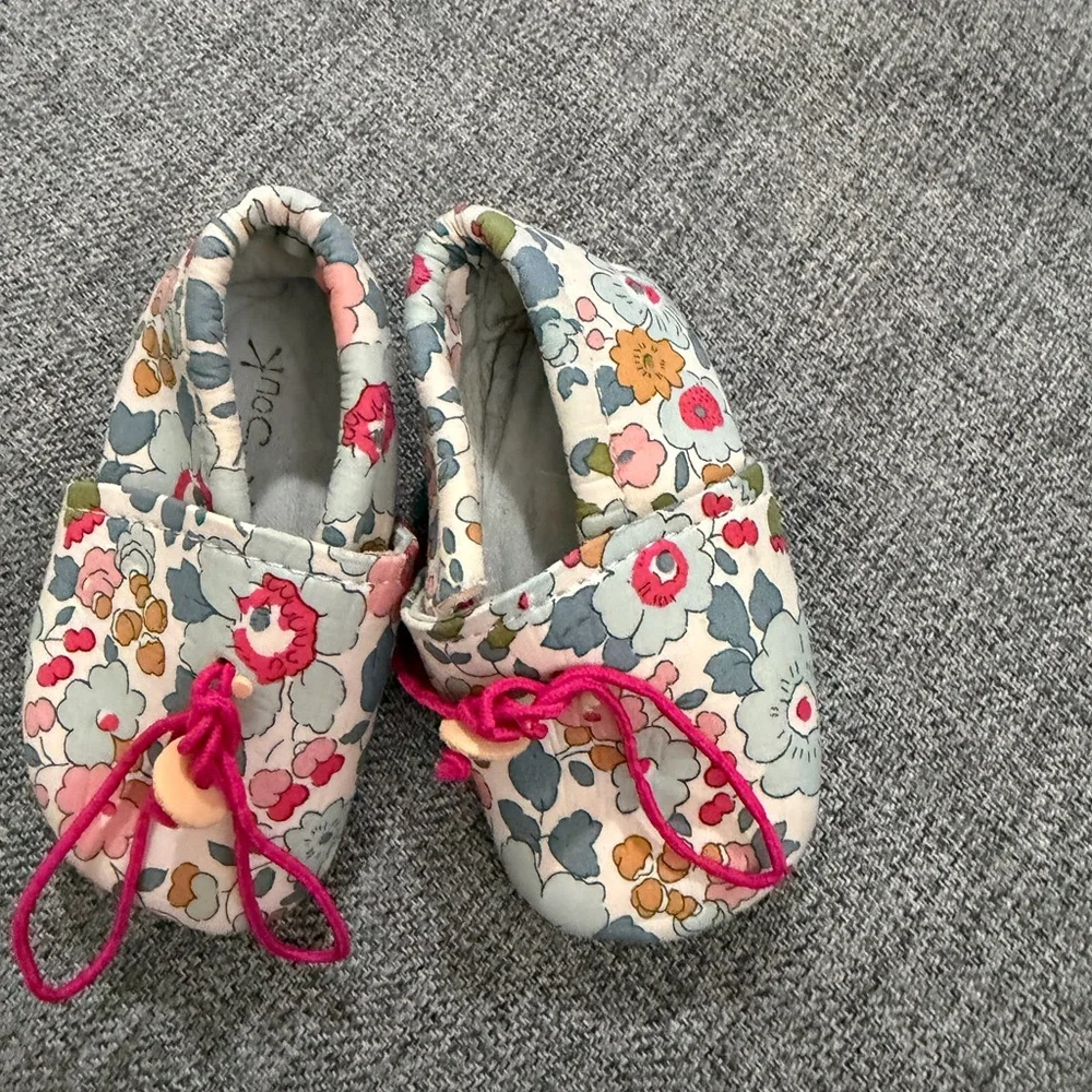 Souk Souk Floral Moccasins for Kids with Pink Laces size 2 cute flower designs